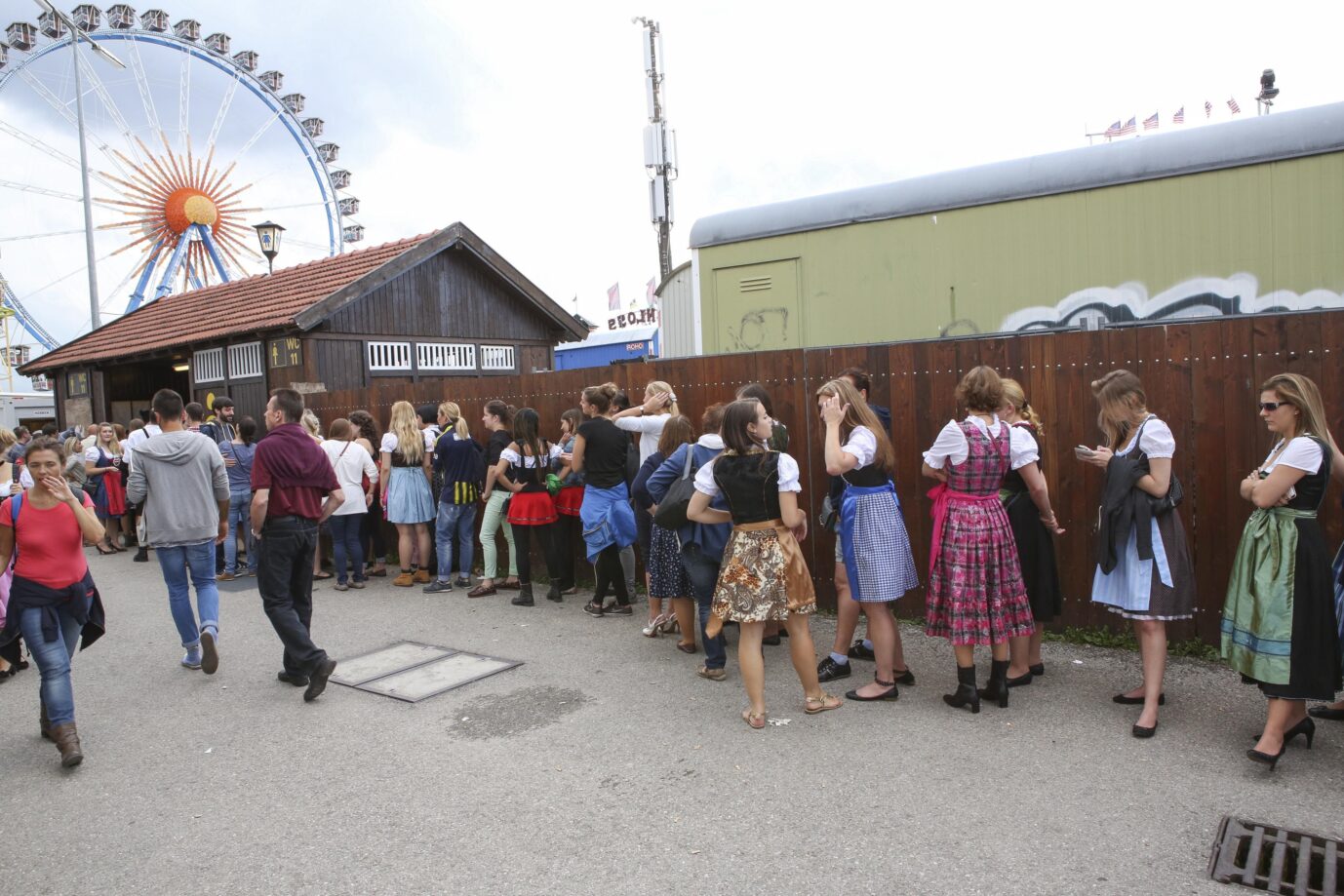 Feature Blau Weiser Himmel Besucher Uebersicht Anstehen zur Toilette bei der Eröffnung Eroeffnung des 181.Münchner Oktoberfest 2014 auf der Theresienwiese Münchner Wiesn am Samstag 20.September 2014 in Muenchen. Jetzt wurde im Landtag von Bayern einem Antrag zugestimmt, der sich mit der Toiletten-Situation bei Veranstaltungen befasst.