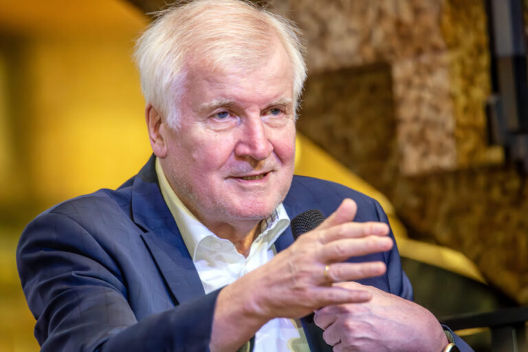 Deutschland, München, 29. April 2025, Horst Seehofer, ehemaliger Bayerischer Ministerpräsident, und Bundesinnenminister, CSU, Porträt, Podiumsgast bei der Veranstaltung mit Stephan Lamby, "Dennoch sprechen wir miteinander", Salon Luitpold, abends ab 19 Uhr, Bayern. Laut ihm hat die AfD wegen der Bundesregierung hohe Werte.