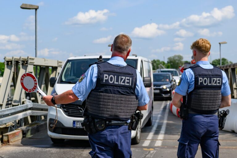 Grenzkontrolle in Küstrin-Kietz: Aktuell kommen viele Ukrainer aus Polen zu uns, weil das Nachbarland die Sozialleistungen kürzt.