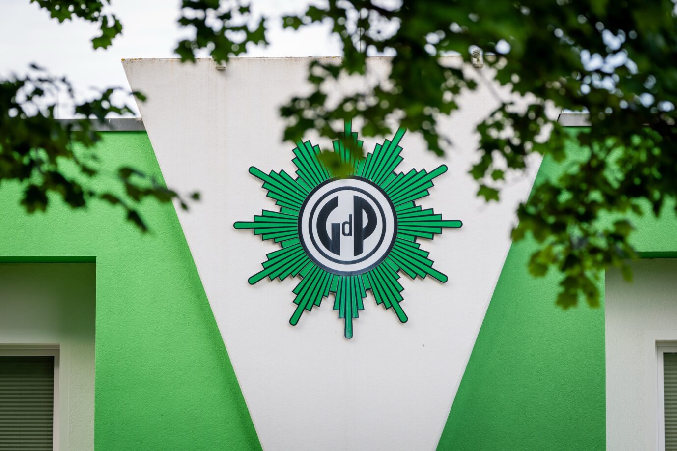 Außenansicht der Geschäftsstelle der Gewerkschaft der Polizei in Erfurt. Die Räume der Gewerkschaft der Polizei des Landesbezirks Thüringen in Erfurt wurden am 26. Juni 2025 erneut durchsucht. Der Verein distanziert sich klar von der AfD.