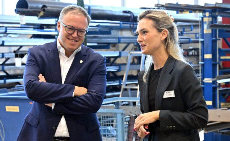 Mario Voigt (l, CDU), Ministerpräsident von Thüringen, spricht mit Karlotta Gründobler, Geschäftsführerin der Eliog Industrieofenbau GmbH, während seiner Sommertour "Unterwegs im Grünen Herzen Deutschlands". Am 5. September 2025 stehen Unternehmen in den Bezirken der Industrie- und Handelskammer und der Handwerkskammer Südthüringen sowie der Industrie- und Handelskammer und der Handwerkskammer Erfurt auf dem Programm. Es hat Insolvenz in Eigenverantwortung beantragt.