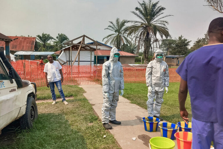 Das Bild zeigt Männer in einem Ebola-Behandlungscenter im Kongo.