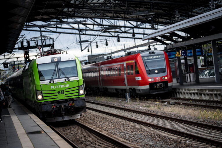 Flixtrain oder doch lieber DB: Die Kunden haben immer öfter die Wahl.