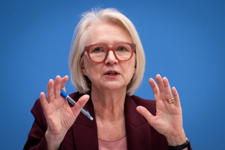 Fliegen. Will nicht, dass der Staat beim Kerosinpreisen nachhilft: Wirtschaftsweise Monika Schmitzer. Foto: picture alliance / Flashpic | Jens Krick