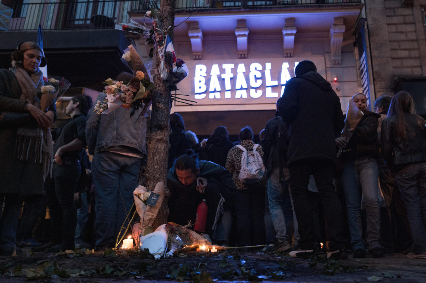 Das Bild zeigt eine Trauerkundgebung am zehnten Jahrestag des Bataclan-Massakers. Ein verurteilter Terrorist erhält nun Hafturlaub.