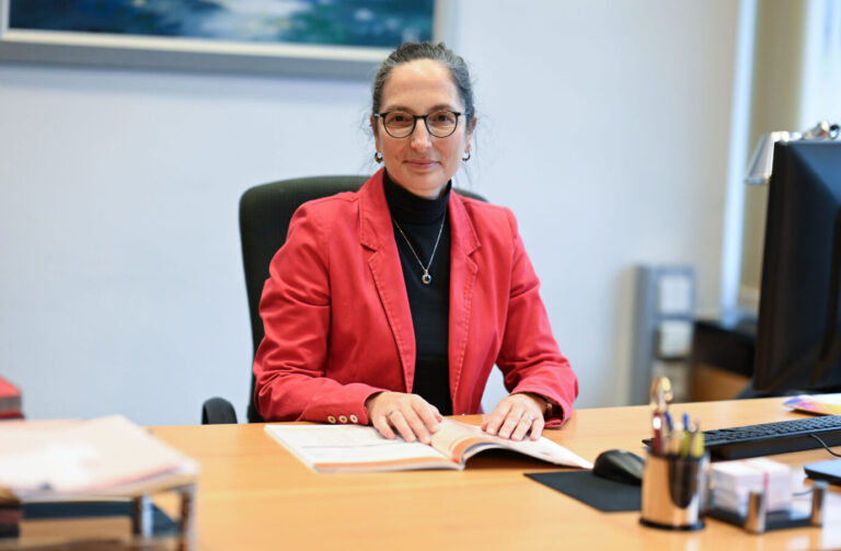 Constanze Janda, Rechtswissenschaftlerin und Professorin für Sozialrecht an der Universität von Speyer, aufgenommen in der Universität. Die geplante Reformkommission zur Fortentwicklung der Alterssicherung soll von Janda gemeinsam mit F.-J. Weise, dem früheren Vorstandsvorsitzenden der Bundesagentur für Arbeit, geleitet werden.