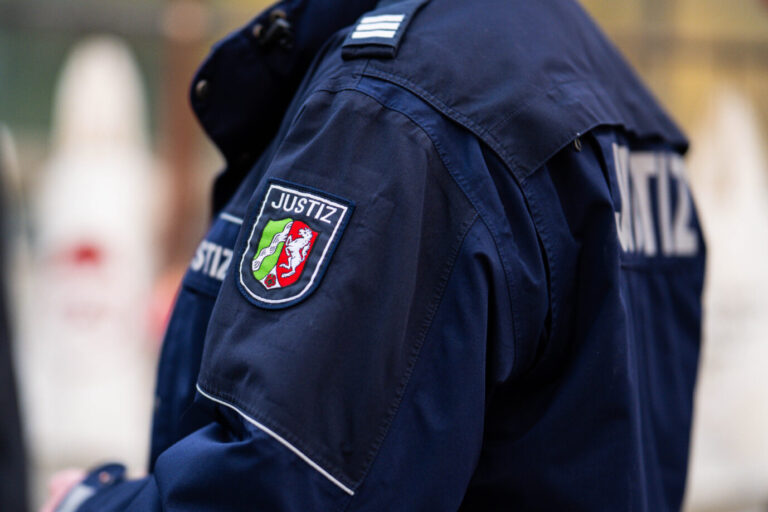 29.11.2025 - Feature Justizbeamter: Ein Justizbeamter bei der Arbeit. Foto: Noah Wedel. Vor dem Landgericht Dortmund beginnt der Prozess gegen die Jugendbande.
