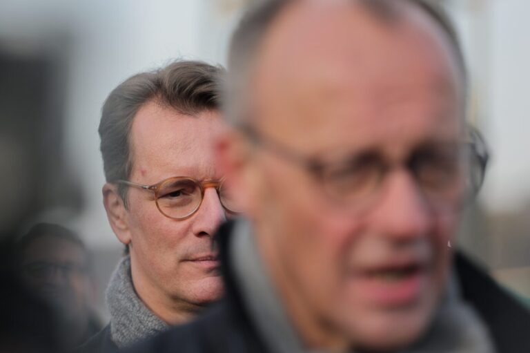 Den Widersacher im Nacken: Hendrik Wüst soll nach Wünschen von CDU-Spitzen angeblich Friedrich Merz (vorn) ablösen.