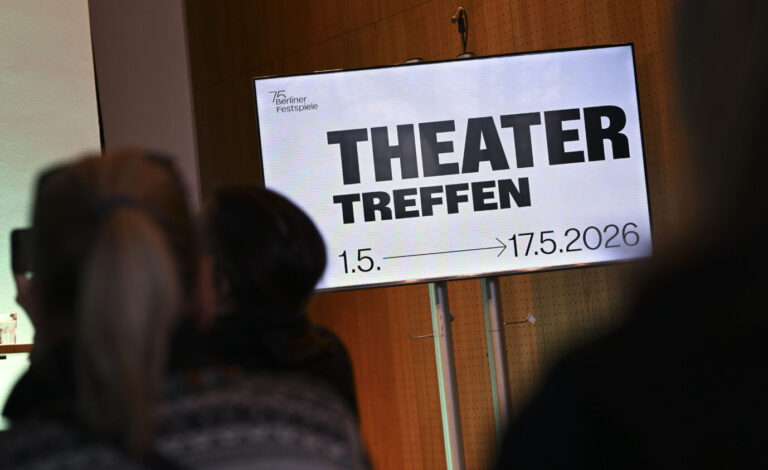 Das Logo des Theatertreffens ist bei einem Pressetermin im Haus der Berliner Festspiele zu sehen. Es werden die 10 bemerkenswertesten Inszenierungen des vergangenen Jahres bekanntgegeben. Das Theatertreffen der Berliner Festspiele findet im kommenden Jahr vom 1. bis 17. Mai in seiner 63. Ausgabe statt.