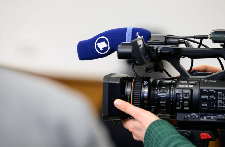Ein Kameramann der ARD hält drauf: Auch der neue Medienrat muss seinen Fokus auf dem Rundfunk ernst nehmen. Foto: picture alliance/dpa | Philipp Schulze