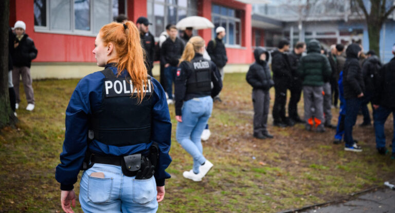Polizisten an einer Schule (Symbolbild): Vor allem Moslems machen Probleme. Foto: picture alliance/dpa | Julian Stratenschulte