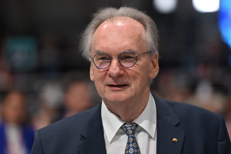 Rainer Haseloff: Bei AfD Wahlsieg sind Abi-Zeugnisse von Schülern in Gefahr. Foto: picture alliance / SvenSimon | Frank Hoermann / SVEN SIMON