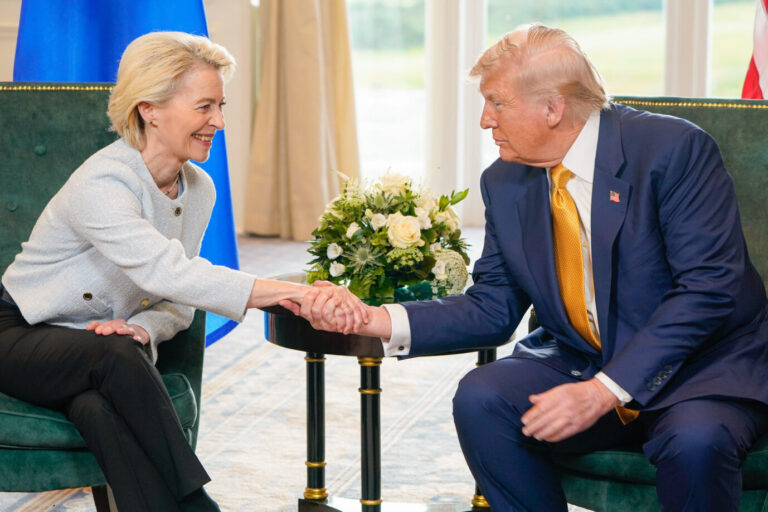 Im Juli 2025 besiegeln EU-Kommissionspräsidentin Ursula von der Leyen und US-Präsident Donald Trump das Abkommen über die Zölle. Seitdem verschleppt es die EU.