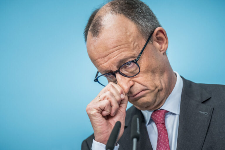 Bundeskanzler Friedrich Merz (CDU) verfolgt die Pressekonferenz nach der Sitzung des Bundesvorstands der CDU in der Bundeszentrale, dem Konrad-Adenauer-Haus. Bundesrat stoppt jetzt sein Entlastungspaket.