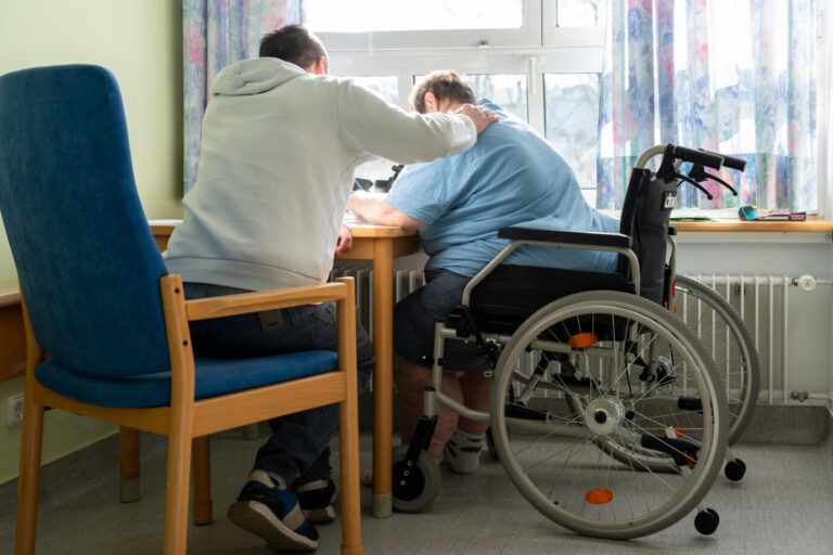 Der akute Pflegemangel stellt das Gesundheitssystem vor große Herausforderungen. Das Bild symbolisiert den hohen Bedarf an Fachkräften und die notwendige Zeit für eine würdevolle Patientenbetreuung. Die Zahl der Pflegebedürftige steigt auf einen Rekordwert.