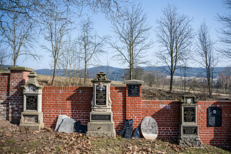Im Dorf Heřmánkovice (Hermsdorf) in Tschechien stehen deutsche Gräber