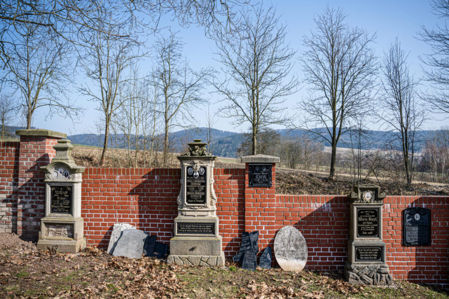 Im Dorf Heřmánkovice (Hermsdorf) in Tschechien stehen deutsche Gräber