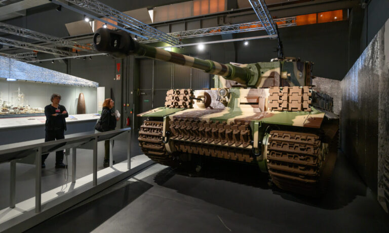 Museumsbesucher stehen vor einem Panzer herum, ein Bild aus der Wunderwaffen-Ausstellung in Dresden