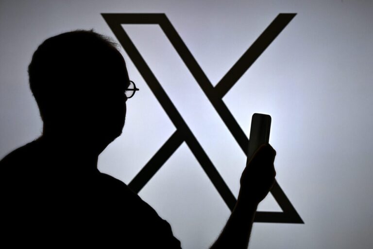 Das Bild zeigt einen Mann vor dem Logo von X.