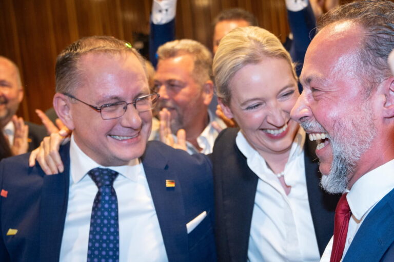 Die AfD unter ihren Vorsitzenden Alice Weidel und Tino Chrupalla (l.) verbucht den nächsten Umfragerekord (Archivbild).