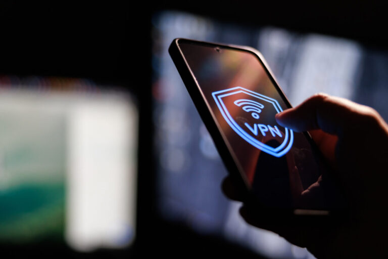 VPN-System auf dem Telefon (Symbolbild): Das EU-Parlament schlägt vor, Altersverifizierungen beim Einrichten des Telefons einzuführen. Foto: picture alliance / Picvario Media | Sergey Elagin