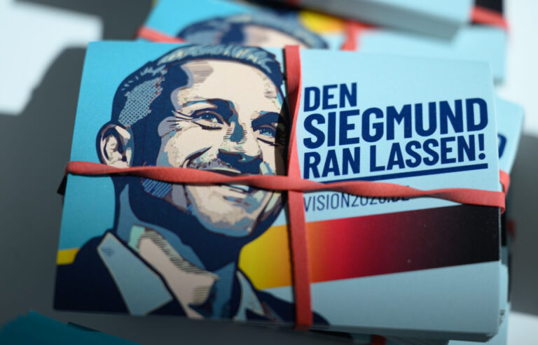 Sticker mit dem Bild von Ulrich Siegmund, Spitzenkandidat für die Landtagswahl 2026 und Co-Vorsitzender der AfD-Landtagsfraktion, und der Aufschrift „Den Siegmund ran lassen!“ liegen auf dem Landesparteitag der AfD Sachsen-Anhalt in Magdeburg. Die Delegierten des Landesparteitages wollen das Regierungsprogramm zur Landtagswahl 2026 final erarbeiten und beschließen. Seine Ankündigung zu Beamten schlägt nun hohe Wellen.