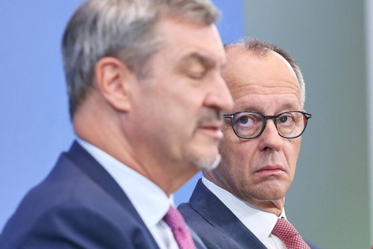 Was führt CSU-Chef Markus Söder (links) im Schilde? Bundeskanzler Friedrich Merz klingt resigniert.