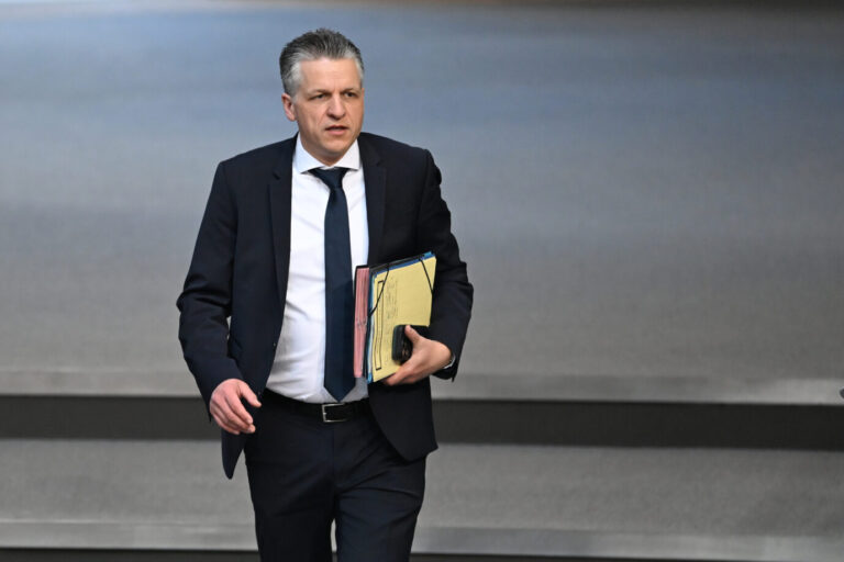 Thorsten Frei (CDU), Chef des Bundeskanzleramts und Bundesminister für besondere Aufgaben, kommt im Plenum des Bundestags an. Thema ist auch die Vergabebeschleunigung bei öffentlichen Aufträgen. Er mahnt Union und SPD zu mehr Einigkeit.