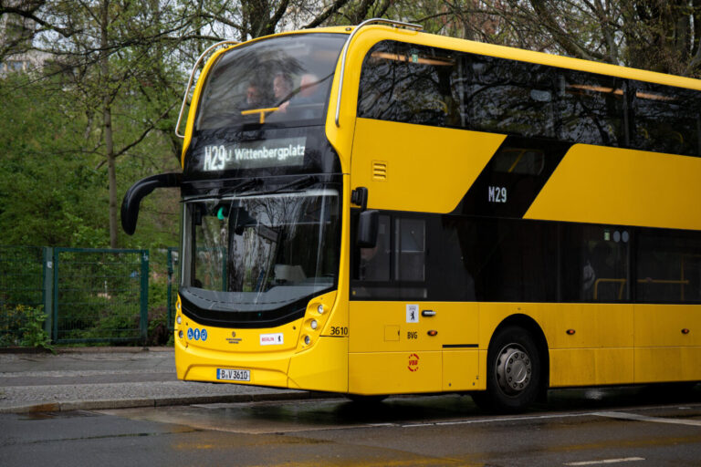 In einem Bus der Linie M29 griff der Syrer die Frau an.