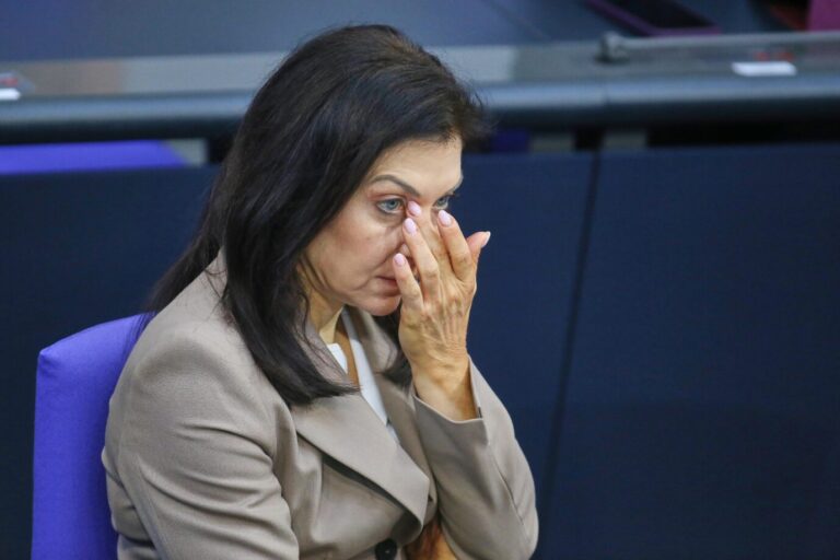 Berlin, Deutschland: Deutscher Bundestag: 75. Bundestagssitzung: Bundesministerin für Wirtschaft und Energie Katherina Reiche (CDU). Die Regierung erwartet eine schwache Konjunktur.
