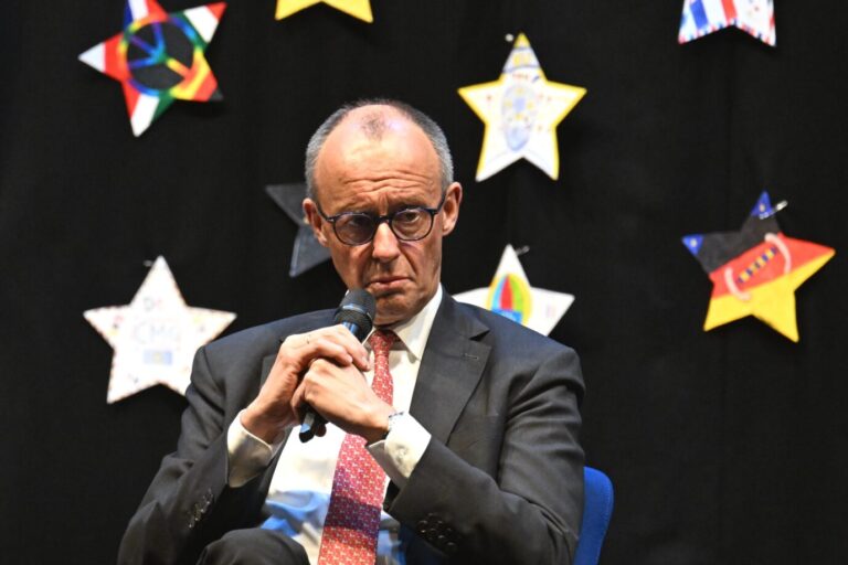 Bundeskanzler Friedrich Merz (CDU) nimmt bei seinem Besuch im Carolus-Magnus-Gymnasium an einer Podiumsdiskussion mit Schülerinnen und Schülern zu Europa-Themen teil. Die Mehrheit ist für Neuwahlen.
