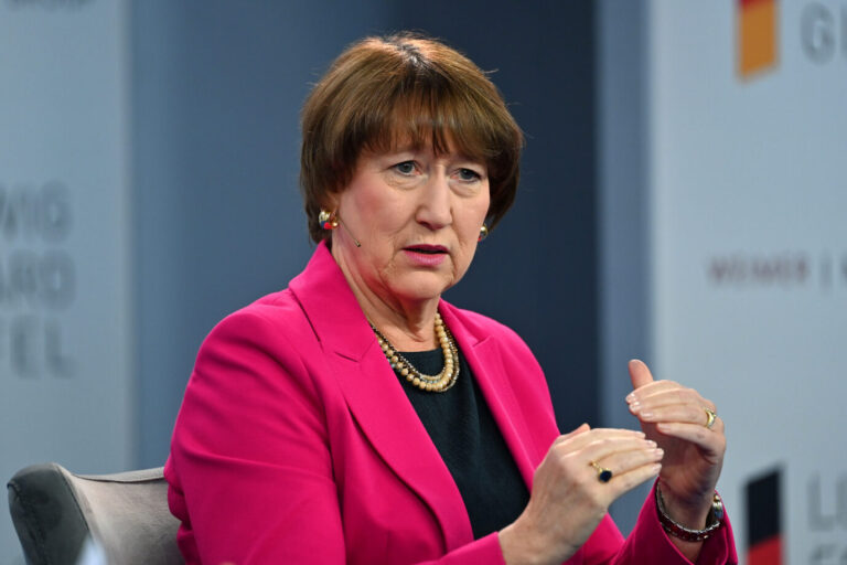 Die Präsidentin des Verbandes der Automobilindustrie, Hildegard Müller (CDU): Am Stellenabbau sollen familiäre Schicksale hängen. Foto: picture alliance / SvenSimon | Frank Hoermann / SVEN SIMON