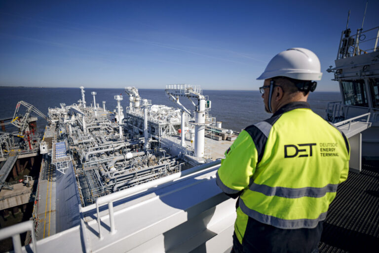 LNG-Terminals sollen die energieintensiven Industrien retten, da das Gas aus Russland fehlt.
