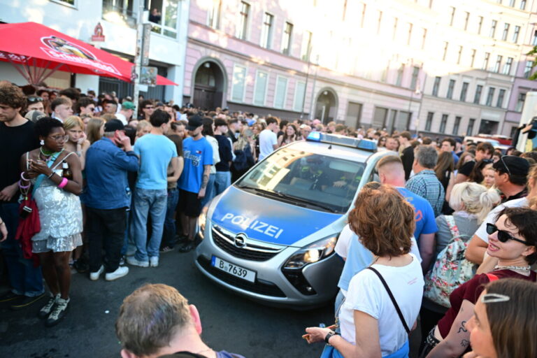 Die Polizei bahnt sich den Weg durch Passanten, die am 1. Mai auf der Straße feiern. Foto: picture alliance/dpa | Fabian Sommer