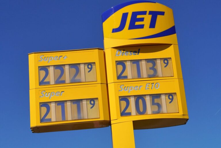 Tankstelle mit weiter hohen Spritpreisen am 1. Mai.