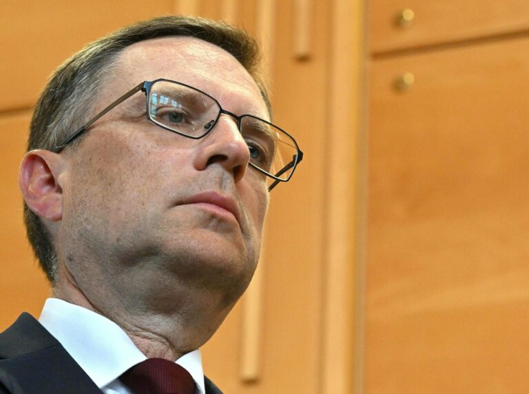 ABD0054_20260504 - LINZ - ÖSTERREICH: ÖVP-Klubobmann August Wöginger im Rahmen der Urteilsverkündung im Prozess gegen ÖVP-Klubobmann Wöginger und zwei Finanzbeamte wegen Amtsmissbrauchs am Montag, 4. Mai 2026, in Linz. - FOTO: APA/FOTOKERSCHI.AT/WERNER KERSCHBAUMMAYR