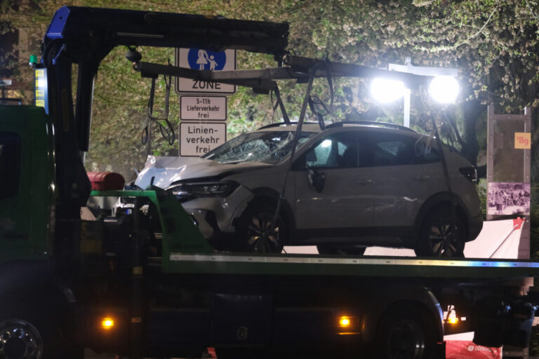Das Auto des Amokfahrers wird am Montagabend abtransportiert.