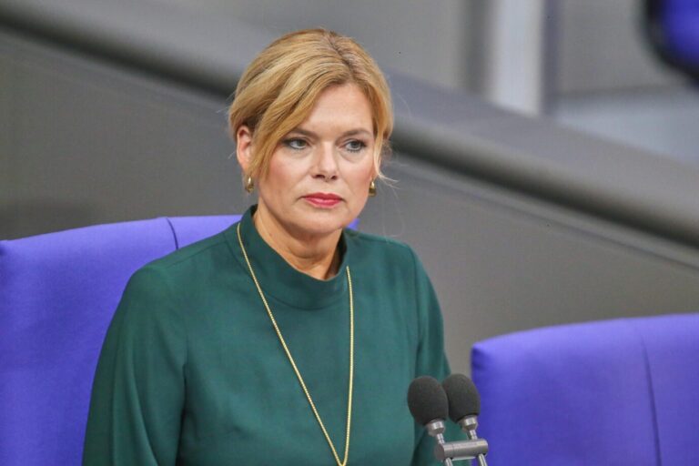 Berlin, Deutschland: Deutscher Bundestag: 76. Bundestagssitzung: Bundestagspräsidentin Julia Klöckner (CDU). Sie mahnt die Kirche zur Rückbesinnung.