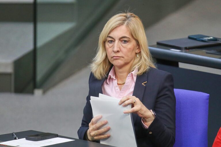 Bundesgesundheitsministerin Nina Warken (CDU): Unter anderem will sie bei den Zuschüssen für die Heimunterbringung sparen. Foto: picture alliance / dts-Agentur | dts Nachrichtenagentur GmbH. Laut ihr sind ihre Amtsvorgänger für die "katastrophale Lage" der Pflegeversicherung verantwortlich. Kinderlose sollen höhere Beiträge zahlen als Versicherte mit Kindern.