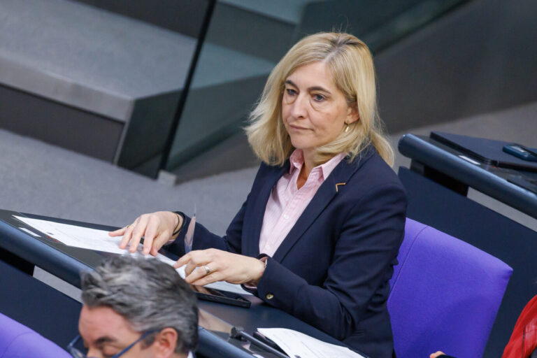 Nina Warken: Gibt Amtsvorgängern Schuld. Foto: picture alliance / Andreas Gora | Andreas Gora
