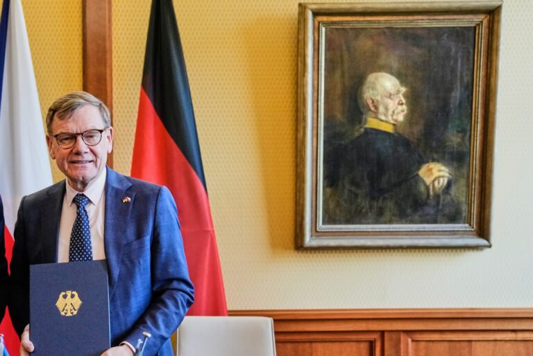 Außenminister Johann Wadephul am Freitag im Auswärtigen Amt mit Bismarck-Portrait im Hintergrund.
