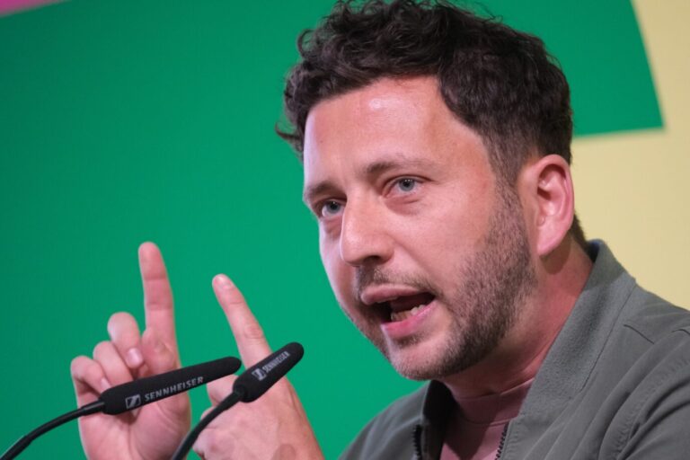 Sie können desertieren: Grünen-Chef Felix Banaszak hält einen Angriff Russlands für wahrscheinlicher als einen AfD-Verteidigungsminister.