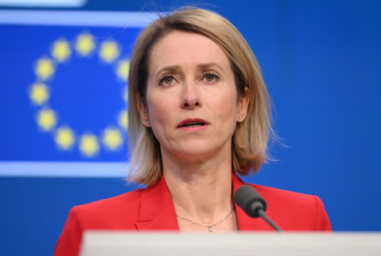 Die Außenbeauftragte der EU, Kaja Kallas: Laut ihr müssten die EU-Staaten zunächst diskutieren, worüber sie mit Russland sprechen wollen. Foto: picture alliance / Anadolu | Dursun Aydemir. Sie nennt Schröder einen russischen Lobbyisten und will ihn nicht als Vermittler. Sie lehnt Putins Vorschlag ab.