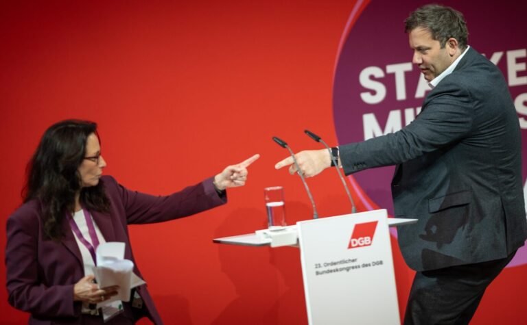 Steuererhöhungen: Die DGB-Vorsitzende Yasmin Fahimi (SPD) mit Bundesfinanzminister Lars Klingbeil (SPD) auf dem DGB-Bundeskongress.
