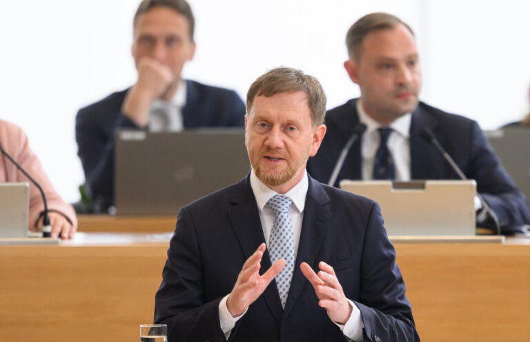 Sachsens Ministerpräsident Michael Kretschmer (CDU): „Wir werden uns auch bewegen müssen.“ Es geht um Steuern. (Themenbild)