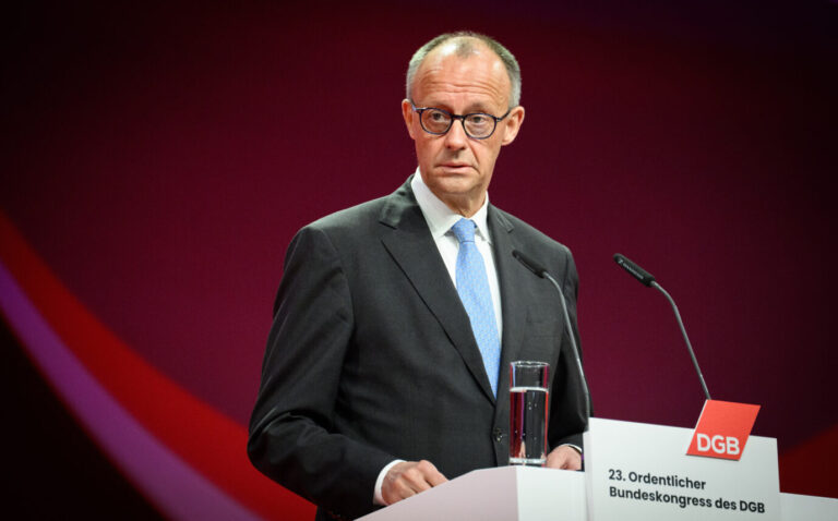 Bundeskanzler Friedrich Merz (CDU) spricht beim 23. Ordentlichen Bundeskongress des Deutschen Gewerkschaftsbundes (DGB) im Estrel Congress Center. Der viertägige DGB-Bundeskongress steht in diesem Jahr unter dem Motto „Stärker mit uns“.