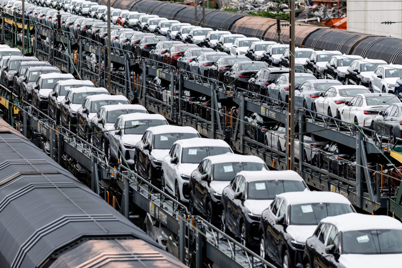 Zahlreiche Autotransportwagen mit Neufahrzeugen der Unternehmen Volkswagen, BMW und Audi stehen am 11.05.2026 auf den Gleisanlagen von einem Rangierbahnhof in München (Bayern, Deutschland). Die Bayerische Motoren Werke Aktiengesellschaft (BMW Group) ist eine eingetragene Handelsmarke für Automobile vom deutschen Kraftfahrzeughersteller BMW mit Sitz in München. Die Audi AG ist ein deutscher Automobilhersteller, der dem Volkswagen-Konzern angehört. (Symbolbild, Symbolfoto, Illustration, symbolisches Foto, illustratives Foto, Themenbild, allgemeines Bild, Themenfoto, Exportgeschäft, Exportüberschuss)