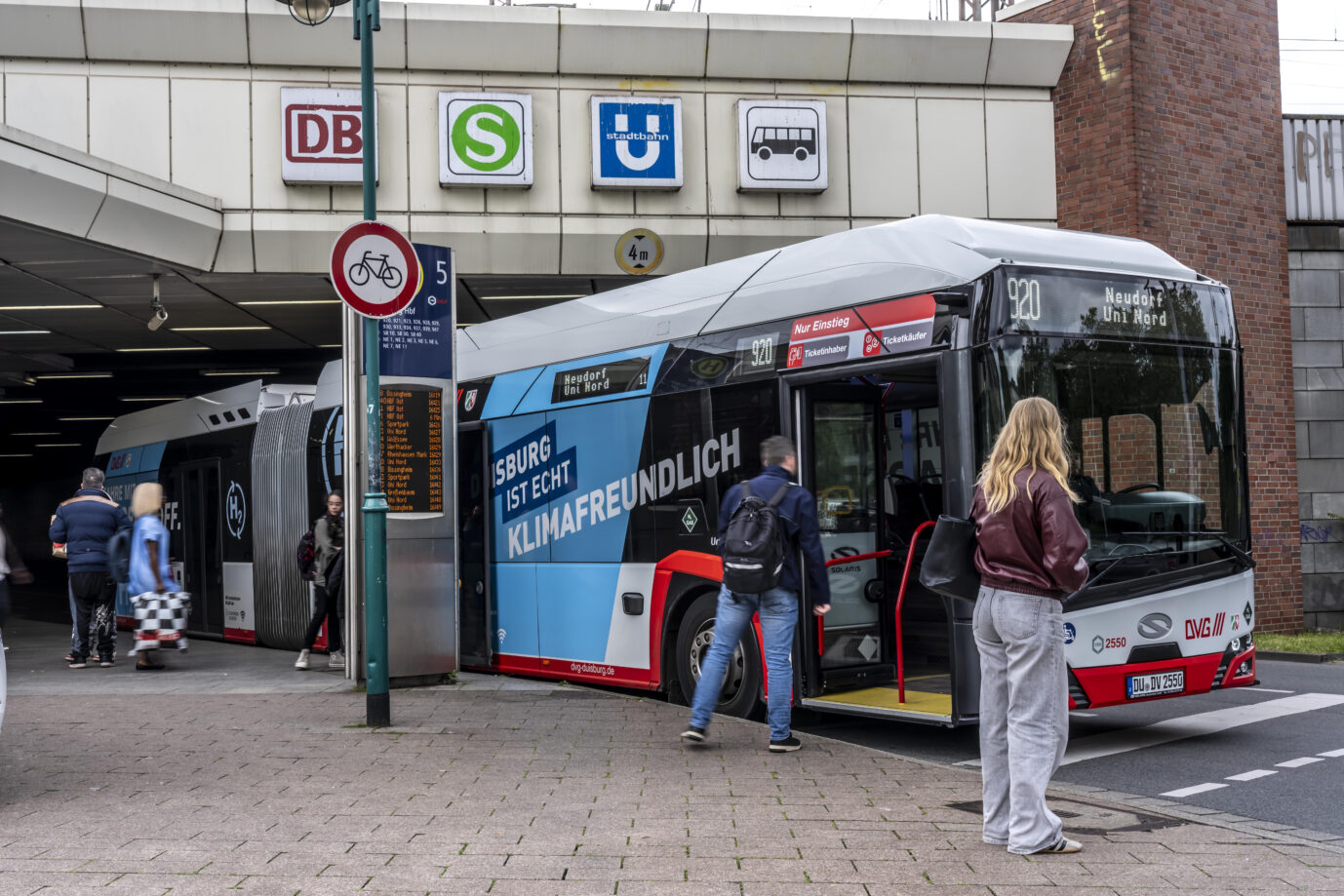 In Deutschland sollen künftig Prüfungen für Busfahrer nicht nur auf deutsch abgenommen werden. Foto: picture alliance / Jochen Tack | Jochen Tack