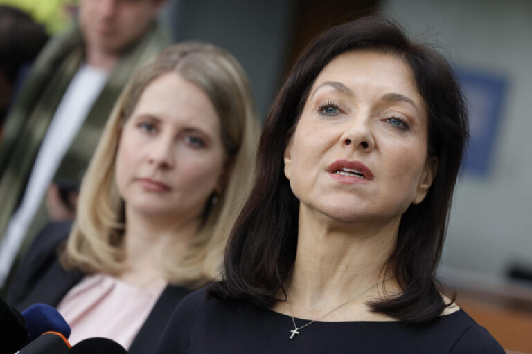 Bauministerin Verena Hubertz (SPD) hinter Wirtschaftsministerin Katherina Reiche (CDU): Verantworlich für die Biotreppe. Foto: picture alliance / Metodi Popow | M. Popow