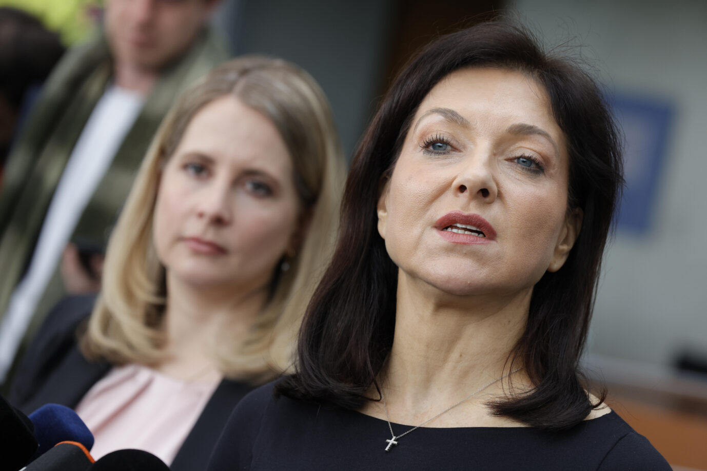 Bauministerin Verena Hubertz (SPD) hinter Wirtschaftsministerin Katherina Reiche (CDU): Verantworlich für die Biotreppe. Foto: picture alliance / Metodi Popow | M. Popow